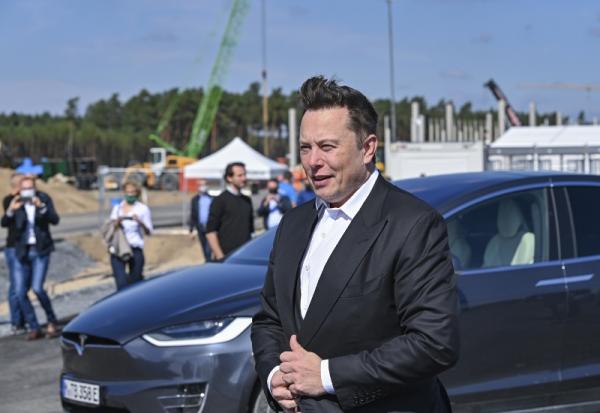 Elon Musk auf der Baustelle in Grünheide