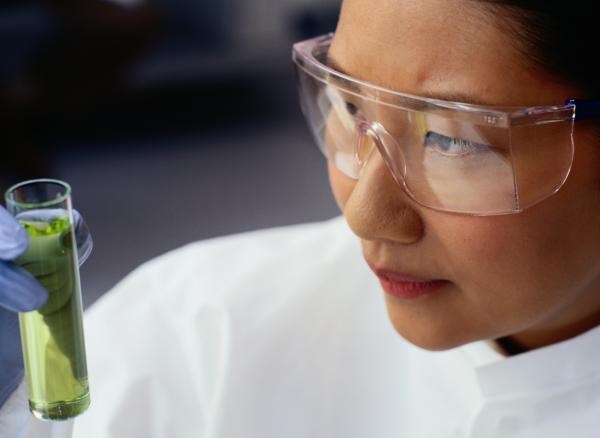 Bild asiatische Forscherin mit Reagenzglas